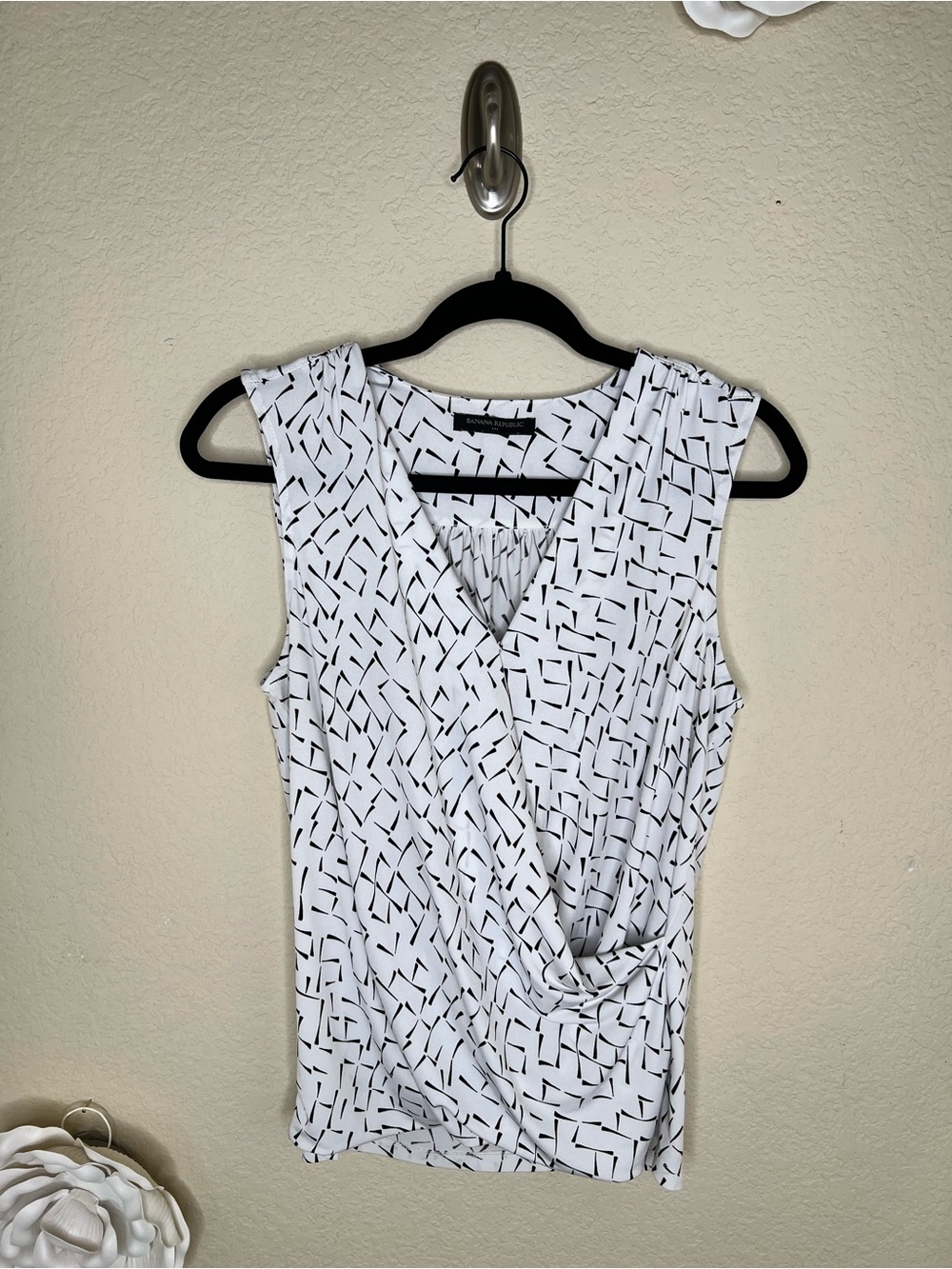NTM: Banana Republic Black White Snap Faux Wrap Sleeveless Blouse S